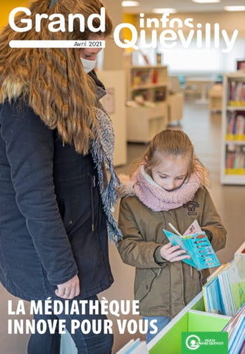 Une maman et sa fille à la médiathèque en couverture du Grand Quevilly infos du mois d'avril 2021