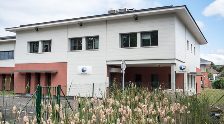 Façade pole emploie