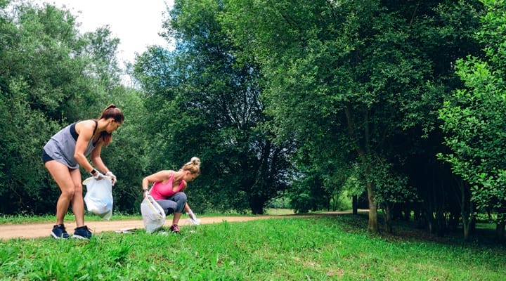 Femmes qui ramassent des déchets