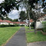 Chemin entre la place Delacroix et les pavillons pour personnes agées